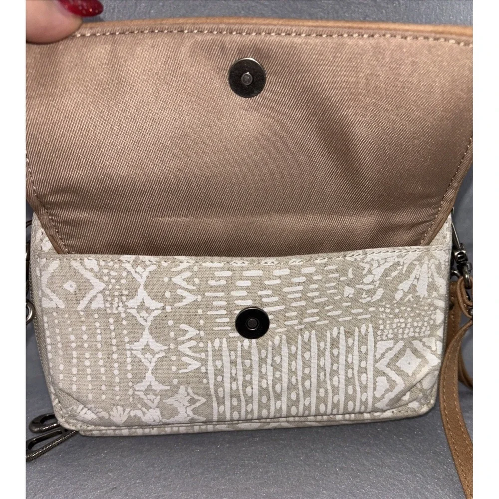 Sakroots LUNA Zip Around‎ Wallet Wristlet Crossbody Smartphone Holder Tan White